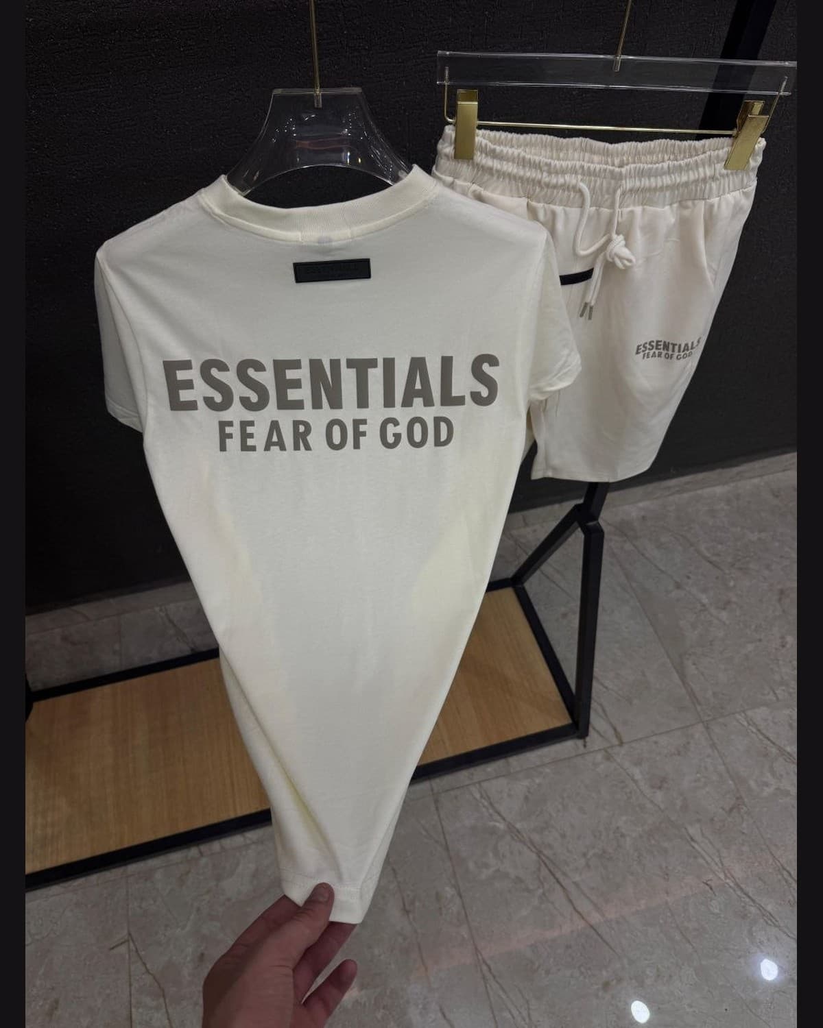 חליפת קיץ מבית המותג Essentials - Fear of God 3