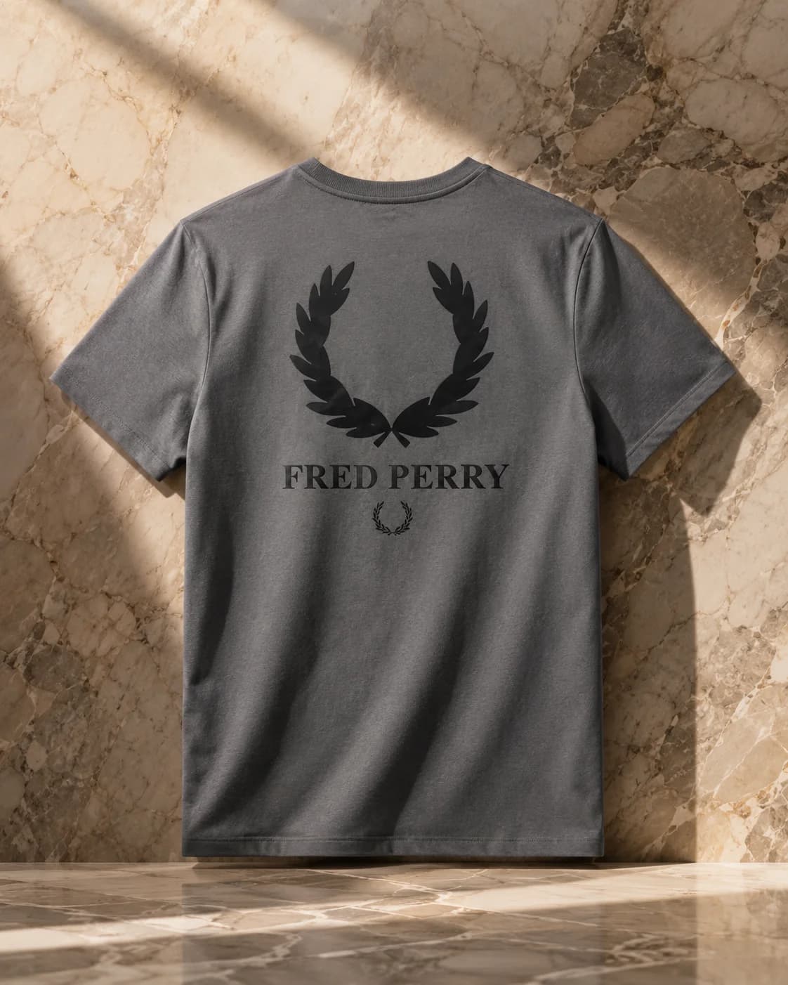 חולצת טי-שירט 'Fred Perry' קלאסית עם הדפס גב 3
