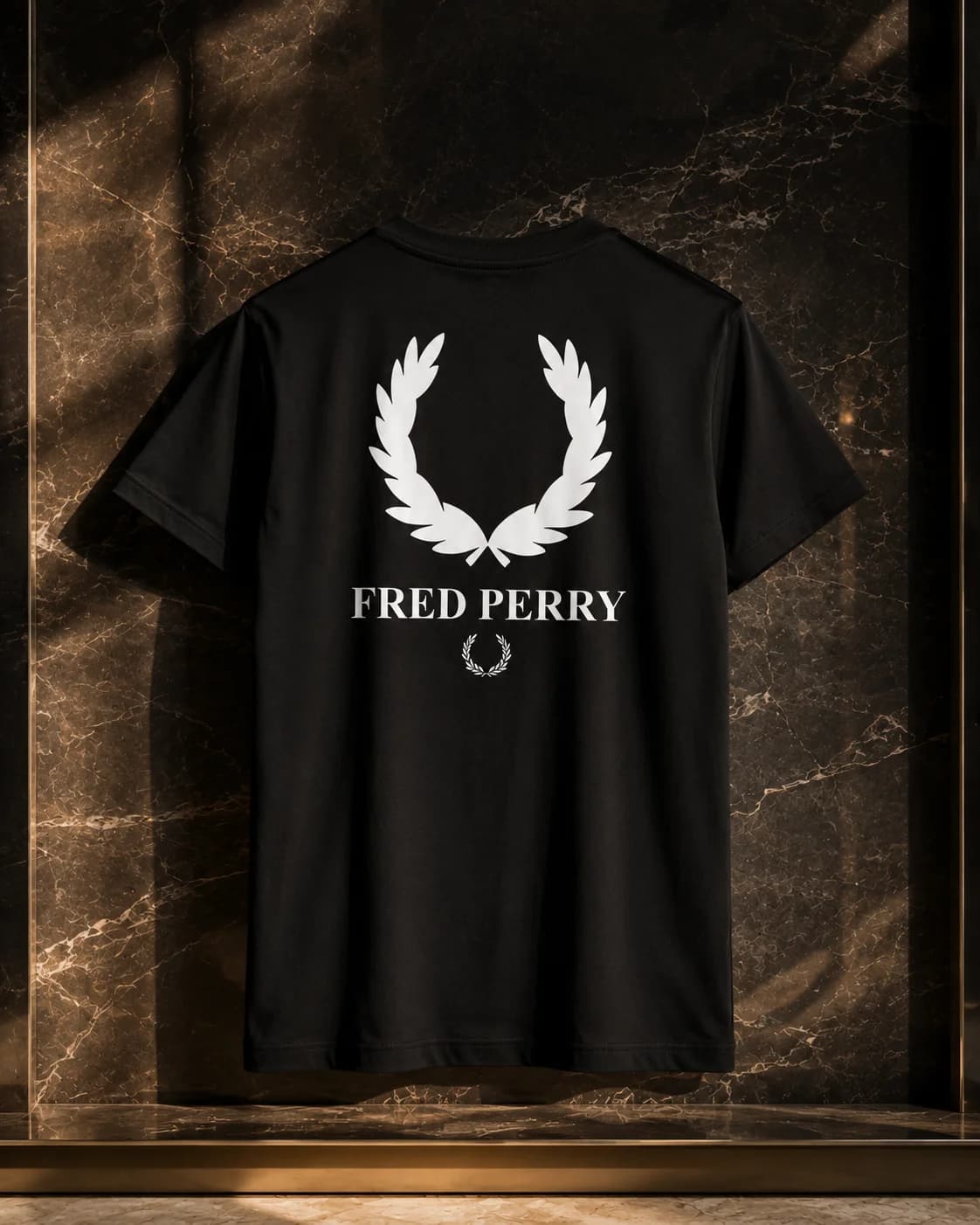 חולצת טי-שירט 'Fred Perry' קלאסית עם הדפס גב 9